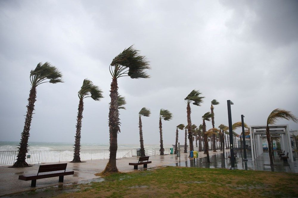 Çok kuvvetli geliyor Meteoroloji kırmızı kod verdi! Çok tehlikeli hayatı kabusa çevirecek: İstanbul Ankara Antalya İzmir