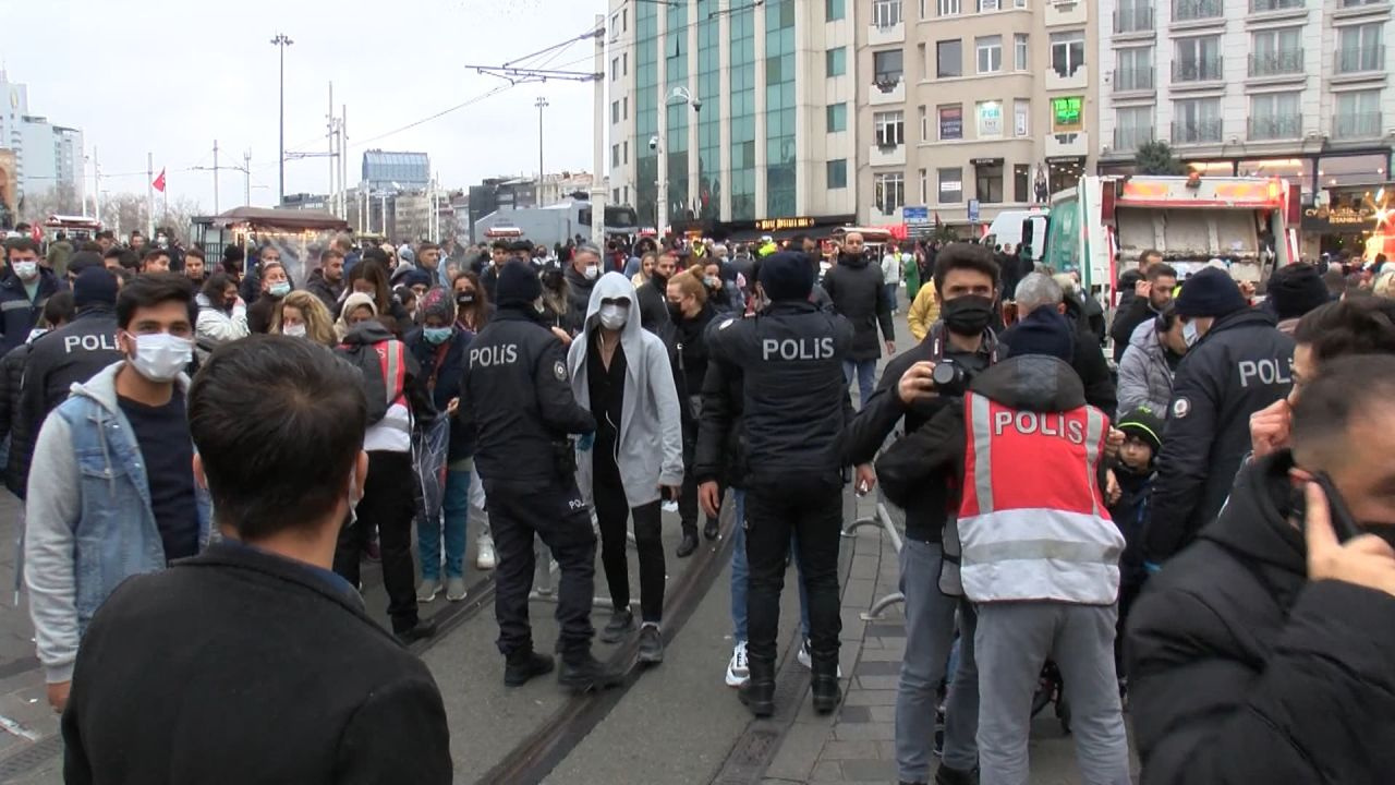 Yeni yıl kutlaması için Taksim'e akın edildi Polis tek tek arıyor
