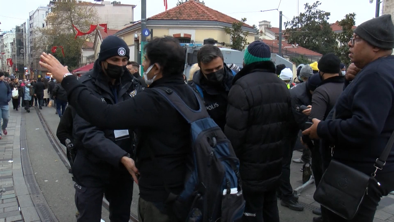 Yeni yıl kutlaması için Taksim'e akın edildi Polis tek tek arıyor