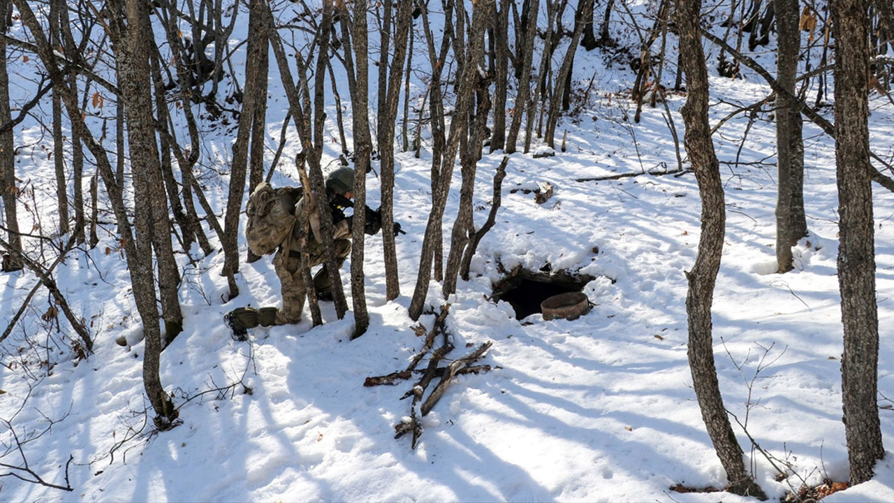 Tunceli'de Eren Kış-6 Operasyonu'nda teröristlerce kullanılan 164 sığınak ve mağara imha edildi
