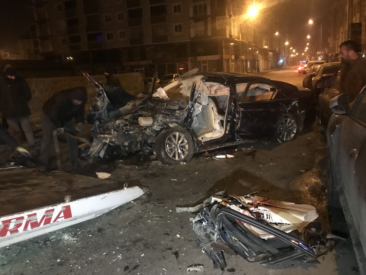 Kars'ta bahçe duvarına çarpan otomobildeki 4 kişi öldü, 1 çocuk ağır yaralandı