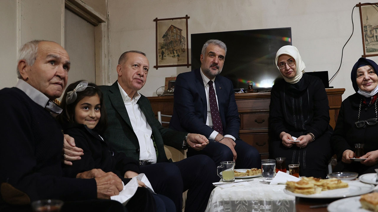 Cumhurbaşkanı Erdoğan örnek gösterdiği mahalle kadın kolları başkanı Hatem Kurt'u ziyaret etti