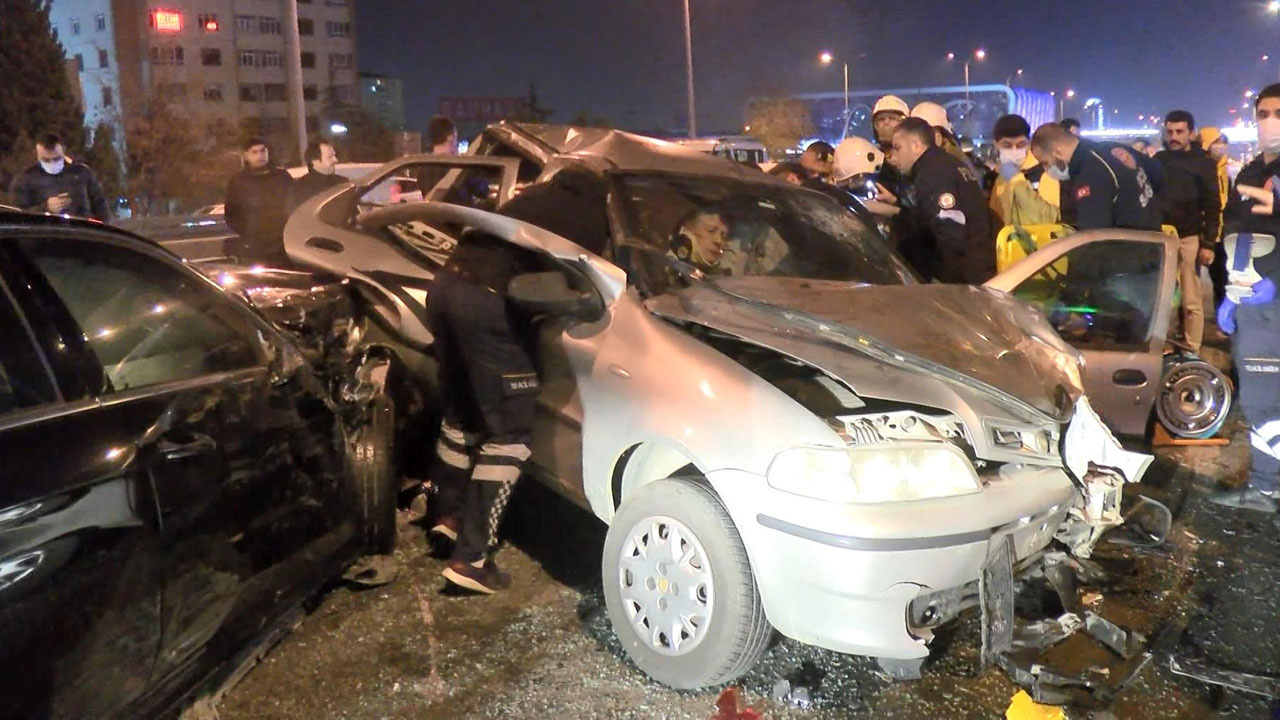 Beylikdüzü'nde yılın ilk saatlerinde 11 aracın karıştığı feci kaza; 10 kişi yaralandı