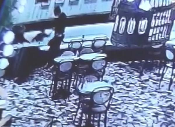 İstanbul'da öfkeli koca dehşet saçtı! Restoranda çocuğunun önünde eşini dövdü: Defalarca...