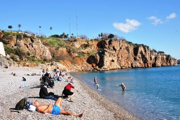 Antalya'da yaz günlerini aratmayan görüntüler! Turistler plajlara akın etti