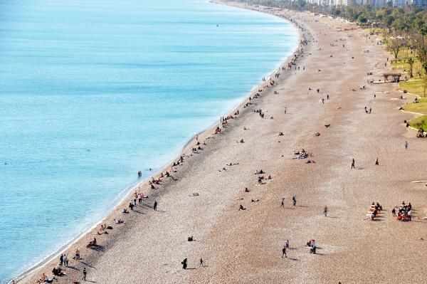 Antalya'da yaz günlerini aratmayan görüntüler! Turistler plajlara akın etti