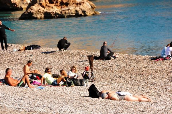 Antalya'da yaz günlerini aratmayan görüntüler! Turistler plajlara akın etti