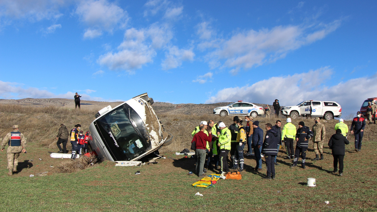 Amasya'da sporcuları taşıyan araçta feci kaza! Baş antrenör olay yerinde can verdi