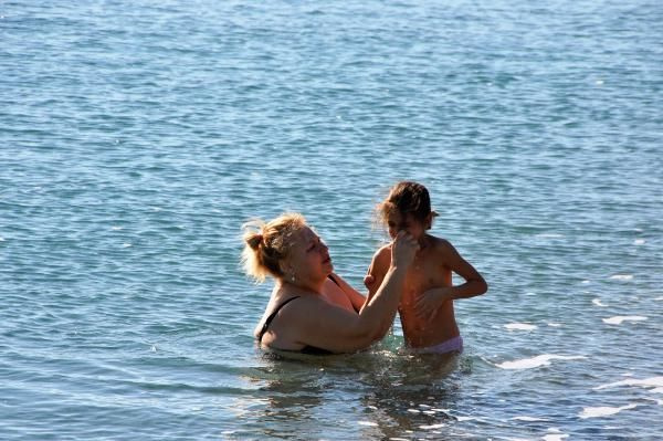 Antalya'da yaz günlerini aratmayan görüntüler! Turistler plajlara akın etti