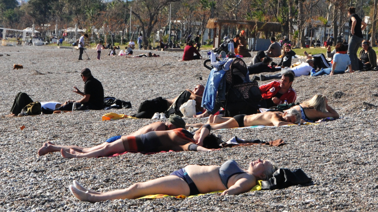 Antalya'da yaz günlerini aratmayan görüntüler! Turistler plajlara akın etti