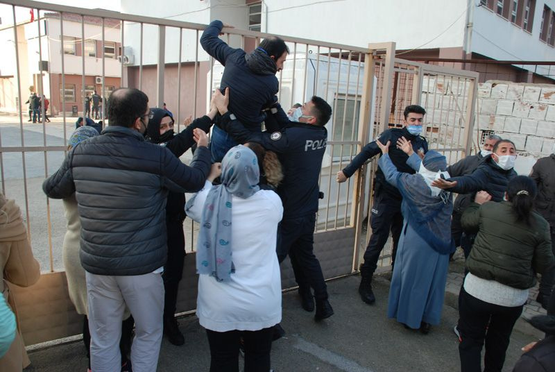 İzmir'de okulda iğrenç iddialar! O adam taciz ederken kantinde çalışan kadın da kapıyı kolluyordu