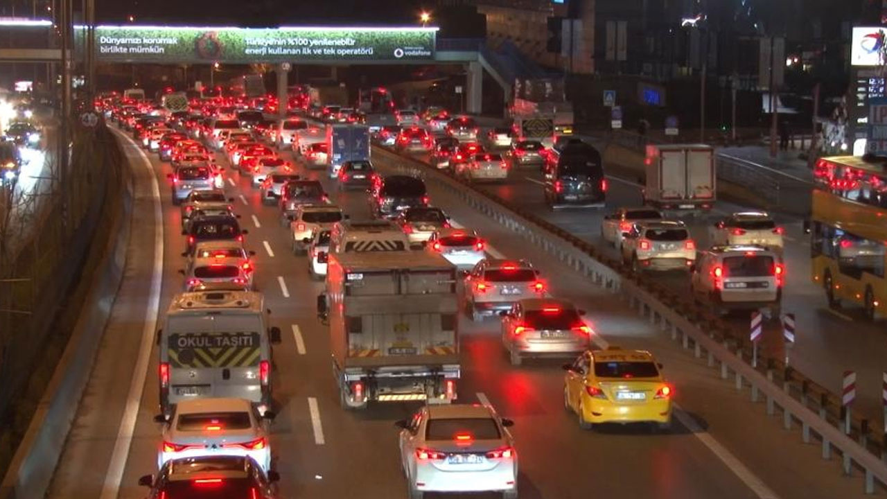 Yılın ilk iş gününde trafik kilit! Yoğunluk yüzde 50’yi gördü