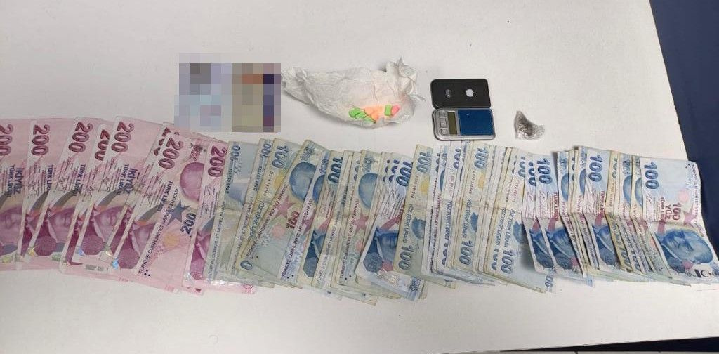 Genç kızın sütyeninden çıkan şey inanılmaz! Polis şüphelenip durdurunca ifşa oldu