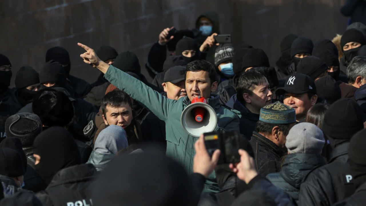 Akaryakıt zammı Kazakistan'da halkı sokağa döktü