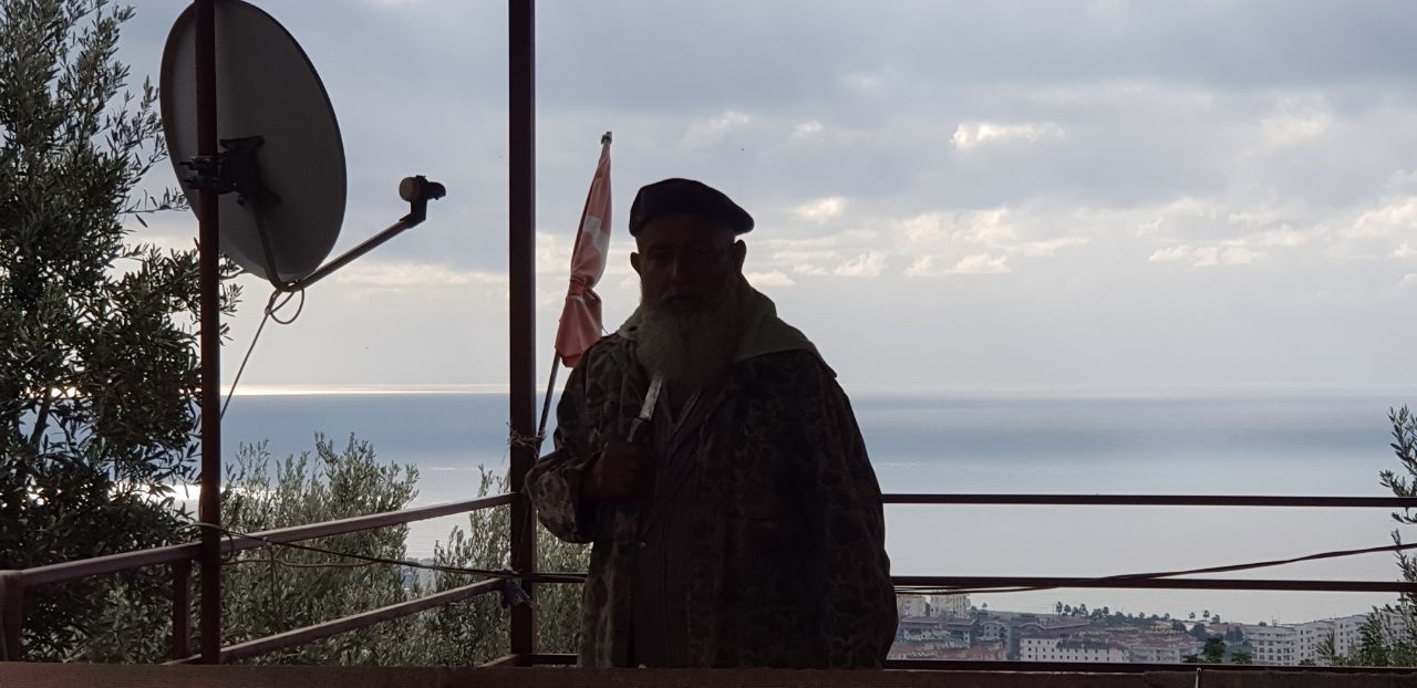 Antalya'da ak sakallı dede komando beresini taktı! 'Savaşa hazırım' deyip zor anlar yaşattı
