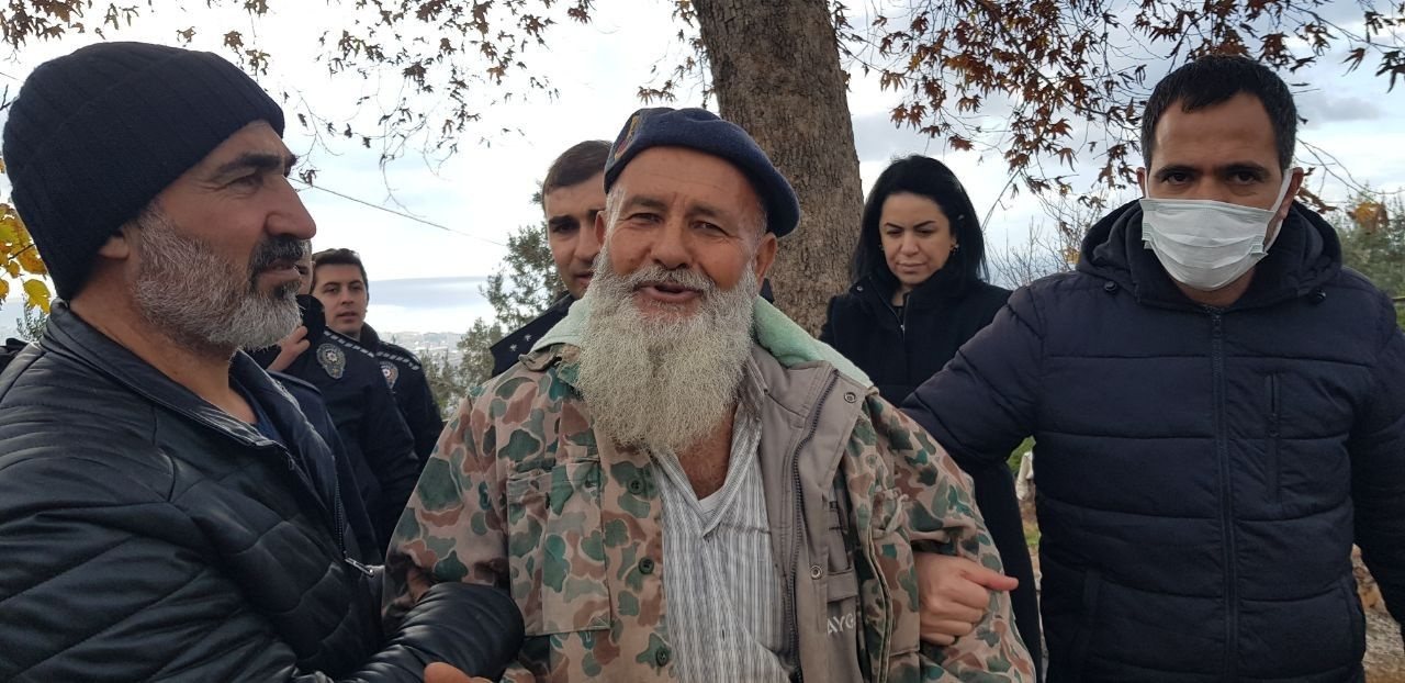 Antalya'da ak sakallı dede komando beresini taktı! 'Savaşa hazırım' deyip zor anlar yaşattı