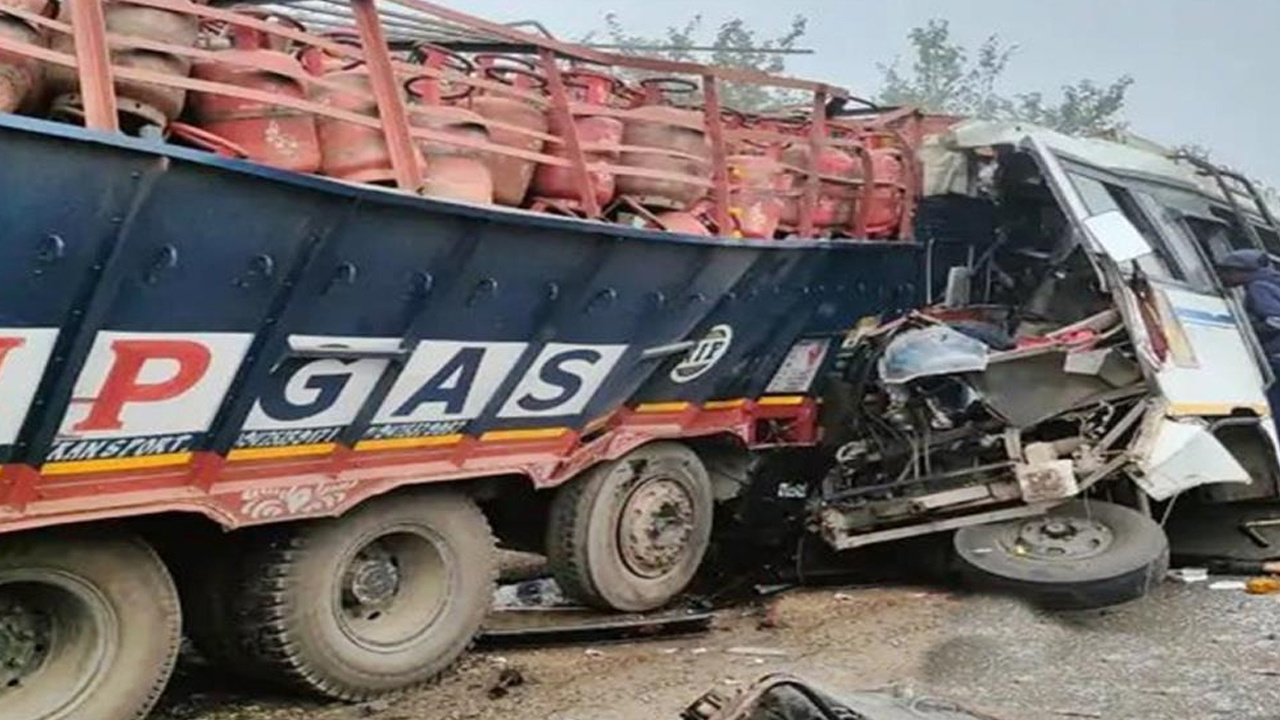 Korkunç kaza! Yolcu otobüsü kamyonla çarpıştı: 16 ölü 26 yaralı