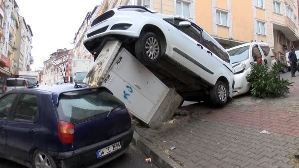 Gaziosmanpaşa'da yaşandı! Park halindeki araçlara çarpıp ortalığı birbirine kattı