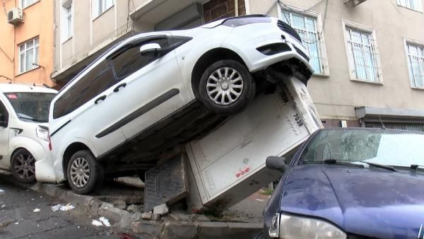 Gaziosmanpaşa'da yaşandı! Park halindeki araçlara çarpıp ortalığı birbirine kattı