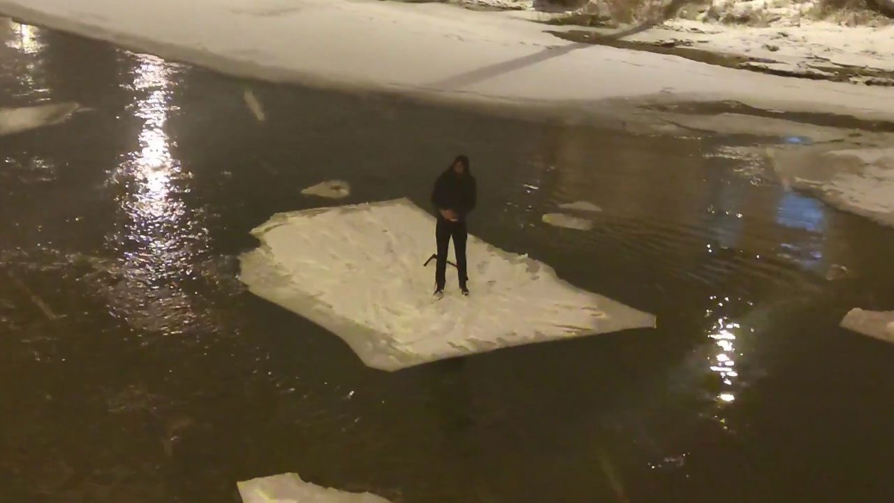 Bayburt'ta buz kütlesini sal gibi kullandı Çoruh Nehri'nde gezdi korku dolu anlar kamerada