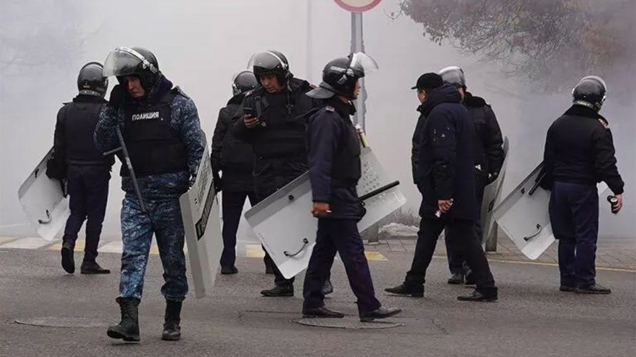 Kazakistan'da protestolar vahşete dönüştü! Göstericiler 3 polisin kafasını kesti