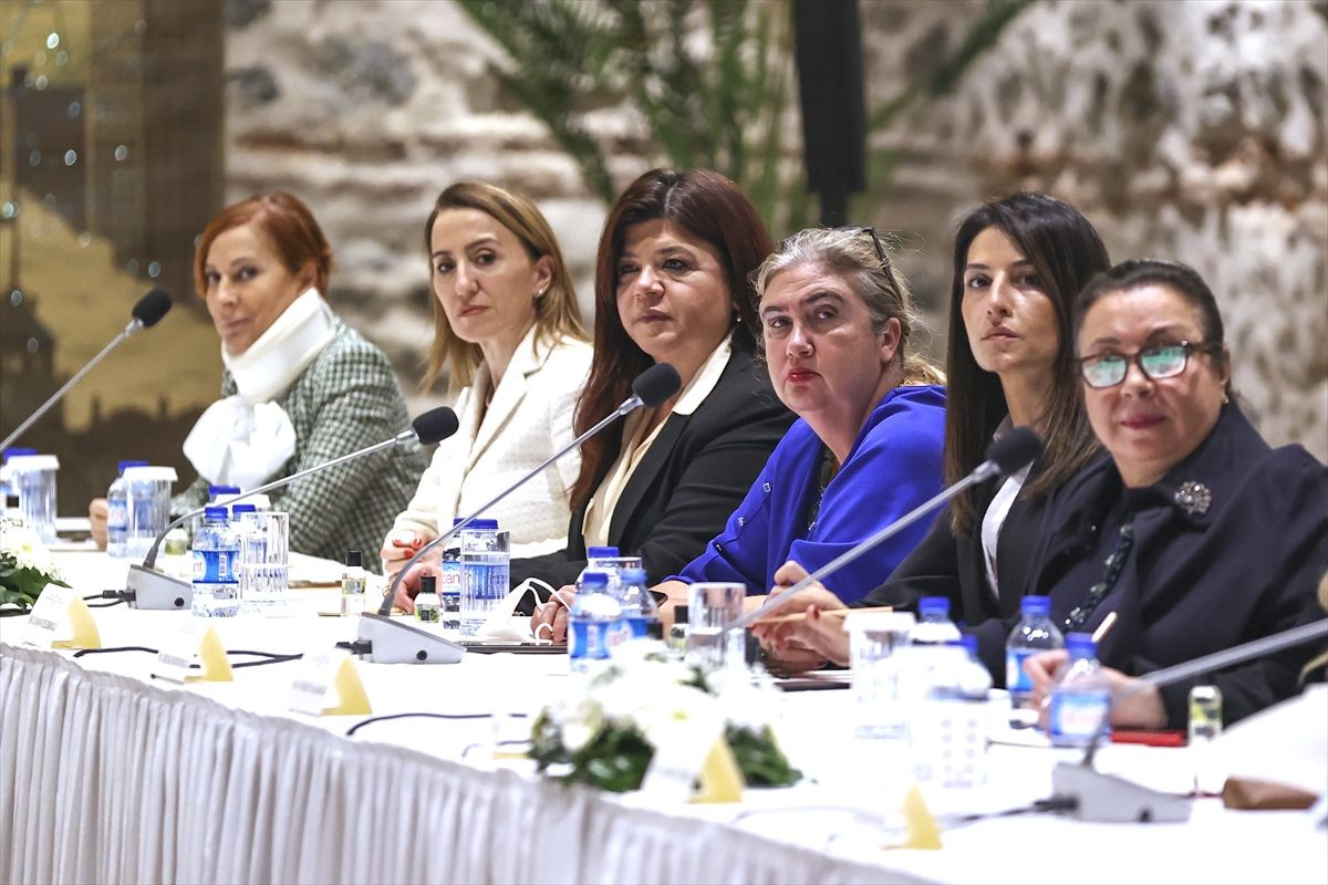 Hazine ve Maliye Bakanı Nebati, iş dünyasının kadın temsilcileriyle bir araya geldi