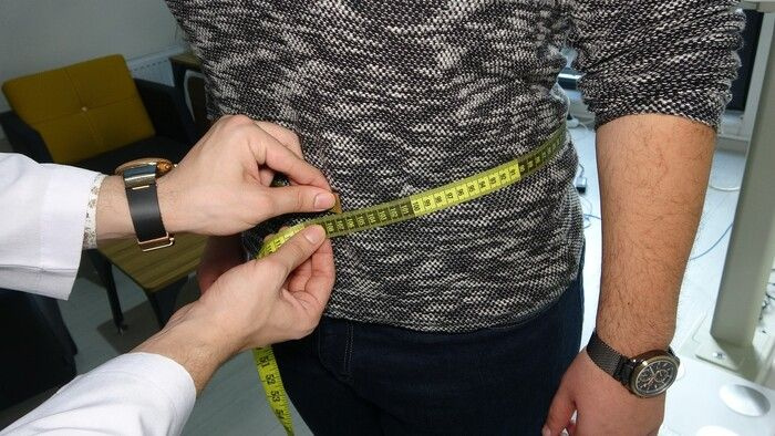 Ayakta bile zor duruyordu! 8 ayda 50 kilo verdi: Doktor adayının son halini gören şaştı kaldı