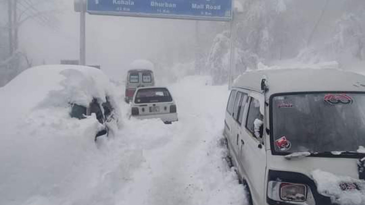 Yoğun kar yağışı felaket getirdi! Araçlarında mahsur kalan 21 kişi donarak öldü