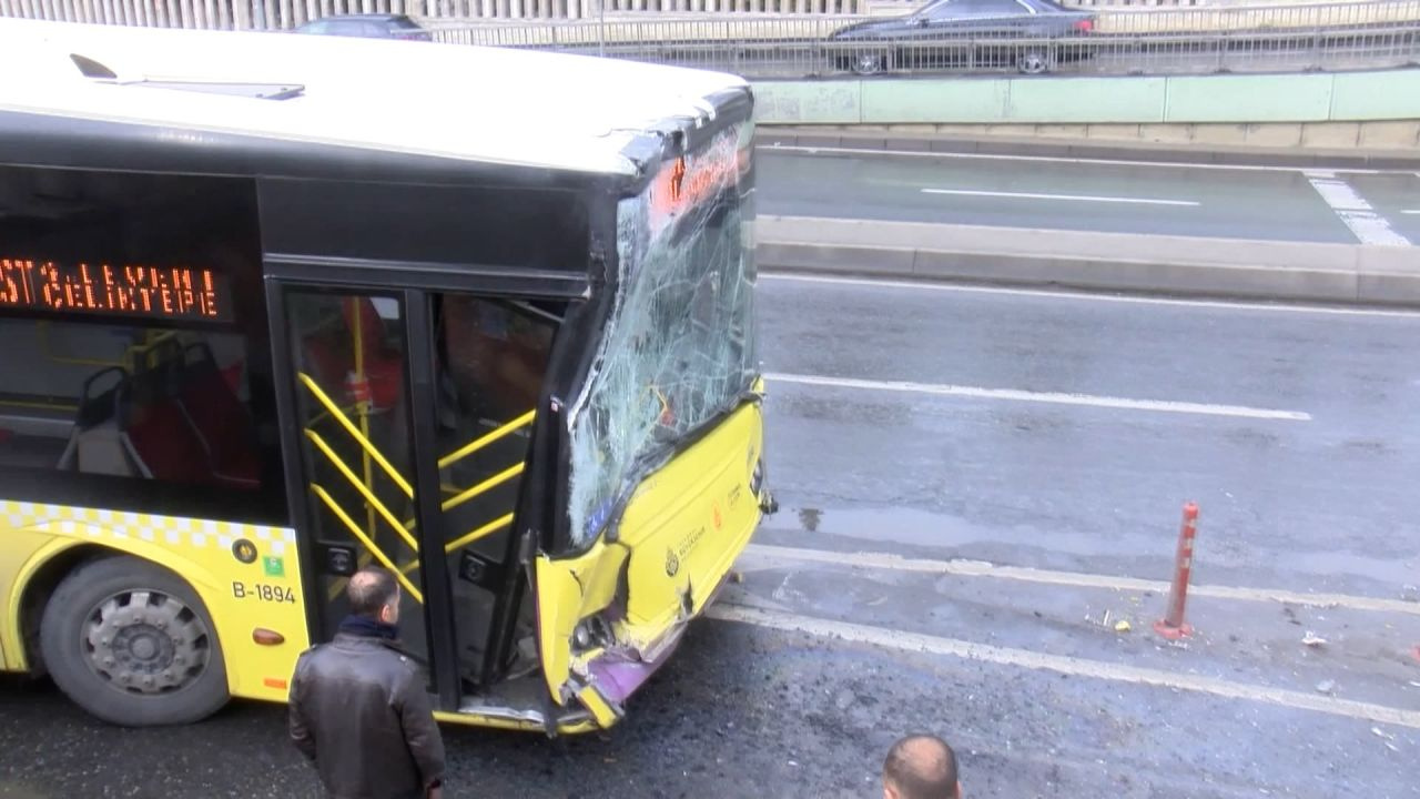 Fatih'te aynı gün ikinci İETT kazası! Son günlerde çok yaşanıyor dikkatler çevrildi