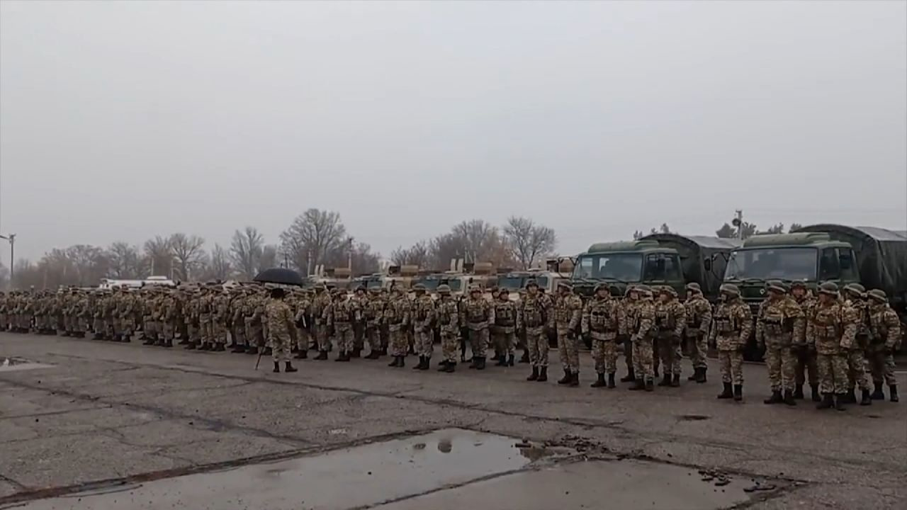 Rusya'dan gövde gösterisi Kazakistan'a yolladığı KGAÖ'nün fotoğraflarını paylaştı