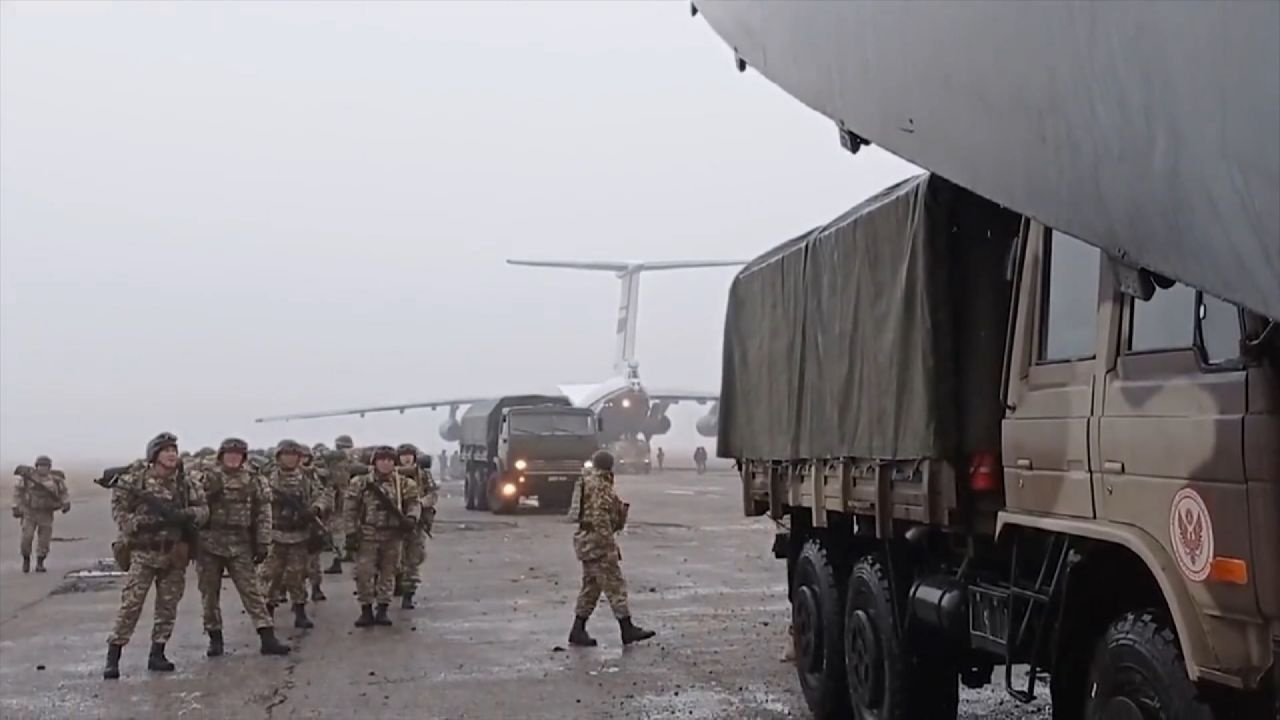 Rusya'dan gövde gösterisi Kazakistan'a yolladığı KGAÖ'nün fotoğraflarını paylaştı