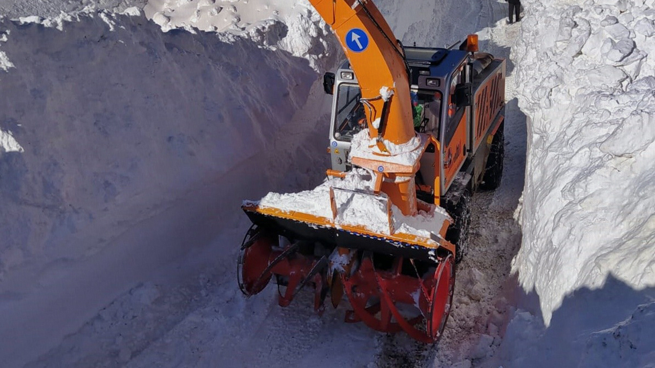 Hakkari Yüksekova'da kar kalınlığı iş makinelerinin boyunu geçti