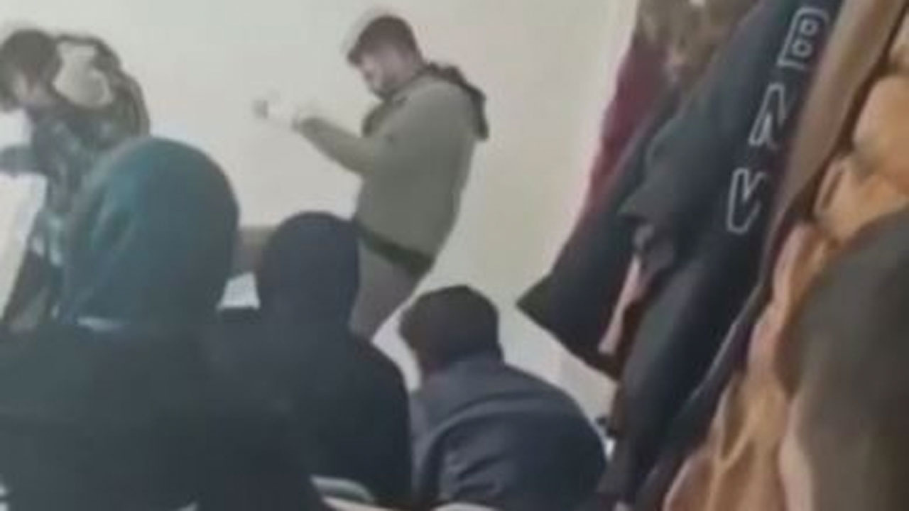 Gaziantep'te öğretmen sınıfta öğrenciyi tekme tokat dövdü o anlar kamerada