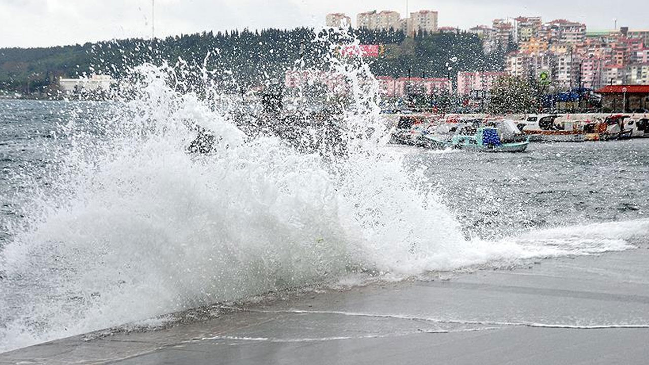 Antalya'da akıllara durgunluk veren olay! Denizi seyrederken dalgaya kapılan kadın öldü