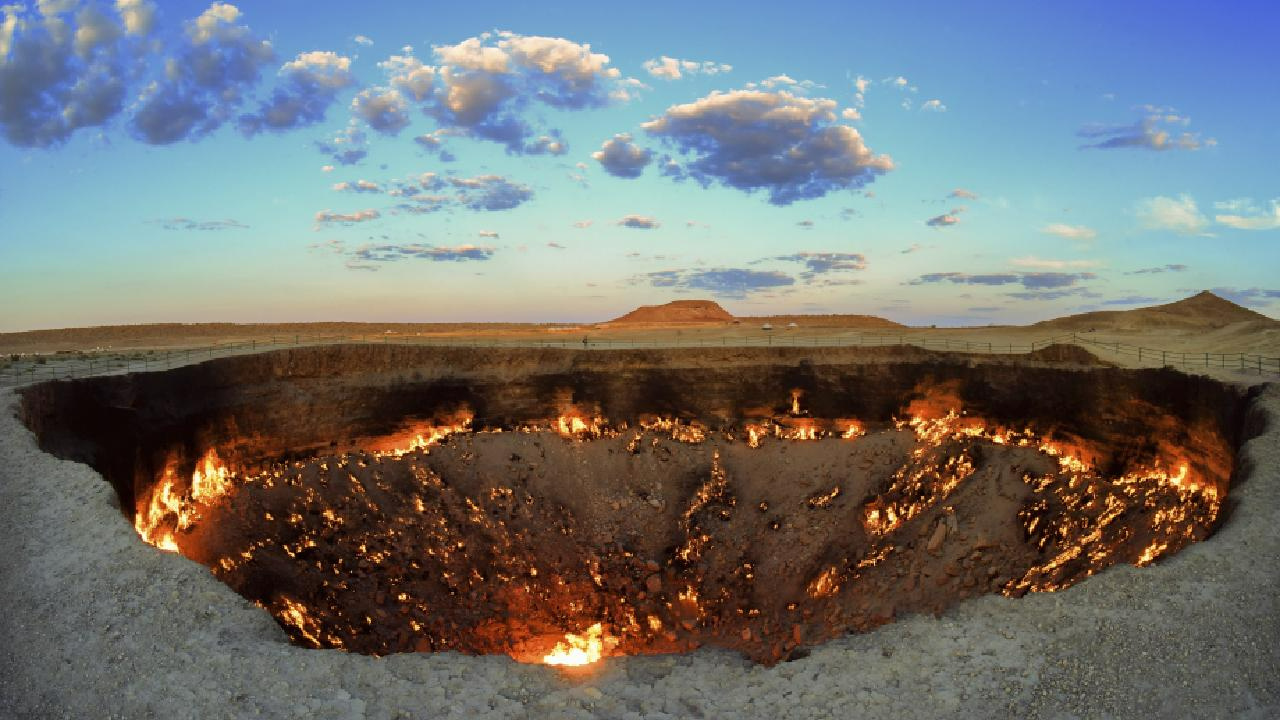 Türkmenistan'daki Derveze gaz kraterinde 1971'den bu yana yanan ateş söndürülecek