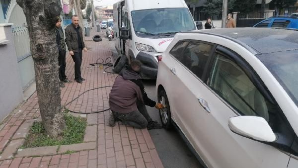 Bursa'da yaşandı! Sevgilisiyle tartıştı park halindeki araçların lastiklerini kesti