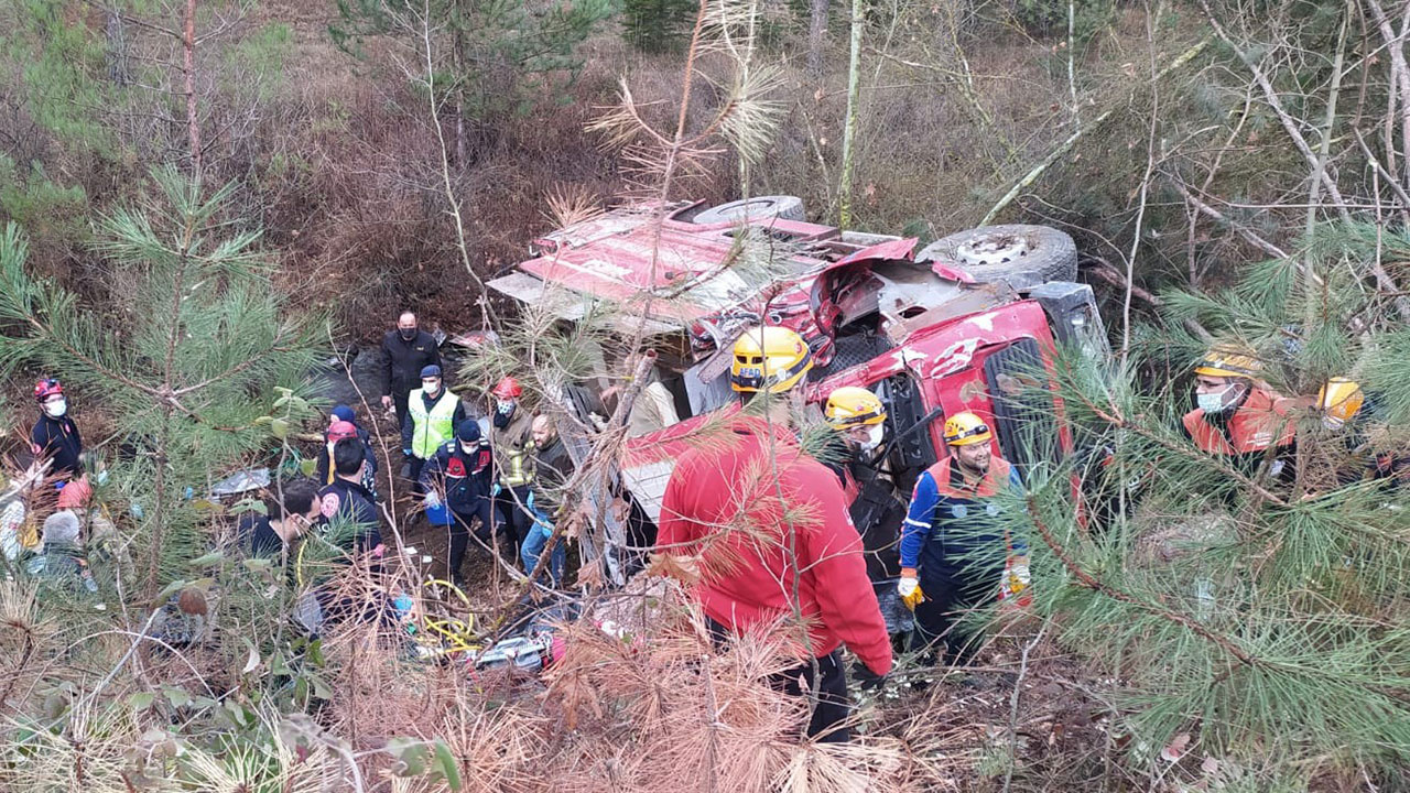 Bursa'da facia! İtfaiye aracı devrildi 4 itfaiyeci hayatını kaybetti