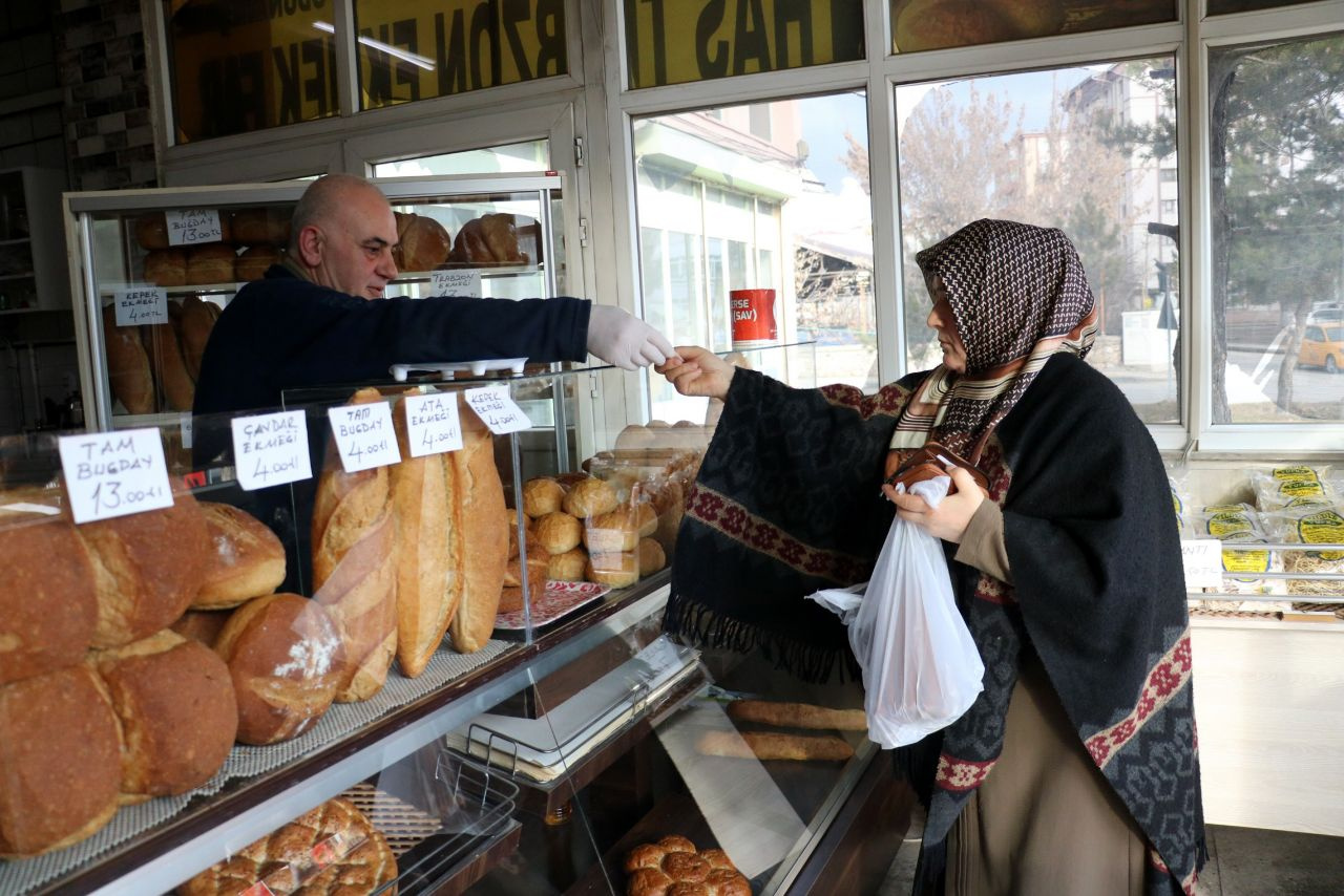Herkes zam yaparken ekmeğin fiyatını indiren Sivaslı fırıncı vatandaşın takdirini topladı