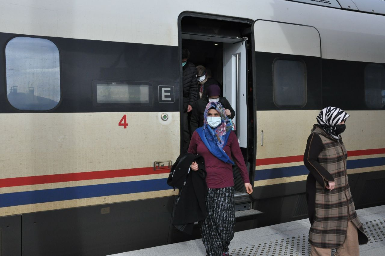 Karaman'da Cumhurbaşkanı Erdoğan'ın açılışını yaptığı yüksek hızlı trene yoğun ilgi