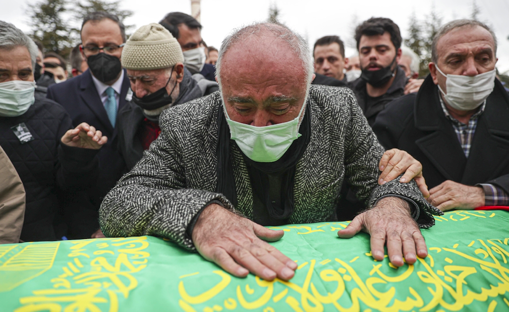 Futbolcu Ahmet Çalık'ın cenazesinde babasının feryadı yürekleri dağladı