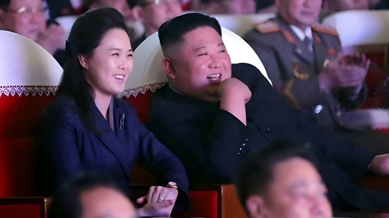 Kuzey Kore lideri Kim Jong-un'un gizemli eşinin ponpon kız olduğu iddia edildi