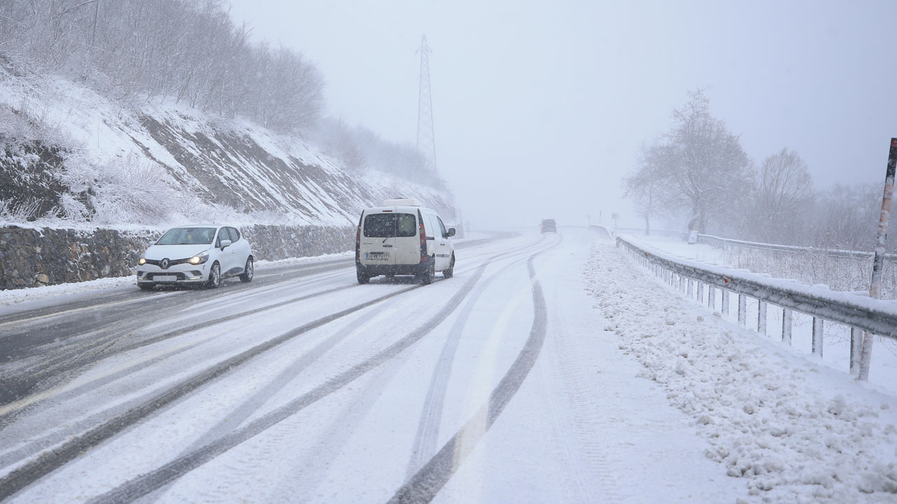Kar yurdu giriş yaptı Edirne ve Kırklareli'nde meteorolojinin haber verdiği kar başladı