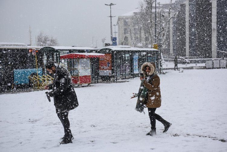 İstanbullular için kar ve fırtına uyarısı! Orhan Şen karın biteceği tarih ve saati verdi! 8 ile 'sarı' 1 ile 'turuncu' alarm