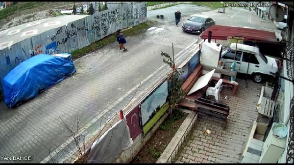 Esenyurt'ta plakasında "mutluyuz" yazan otomobille geldi dehşet saçtı