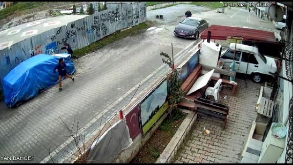 Esenyurt'ta plakasında "mutluyuz" yazan otomobille geldi dehşet saçtı