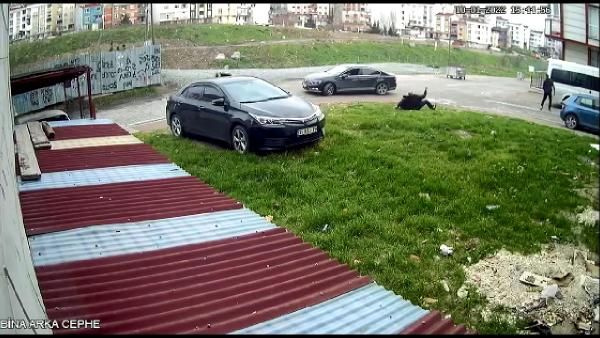 Esenyurt'ta plakasında "mutluyuz" yazan otomobille geldi dehşet saçtı