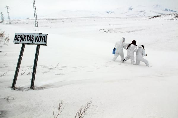 Ardahan'da korona savaşçılarının mücadelesi! -30 derecede kar, buz, fırtına demiyorlar