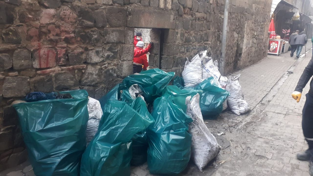 Diyarbakır'da temizlenen evin avlusundan bir römork dolusu çöp çıktı