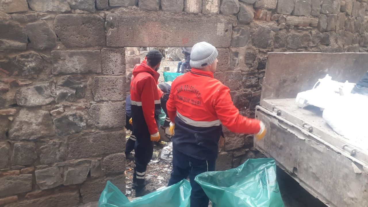 Diyarbakır'da temizlenen evin avlusundan bir römork dolusu çöp çıktı