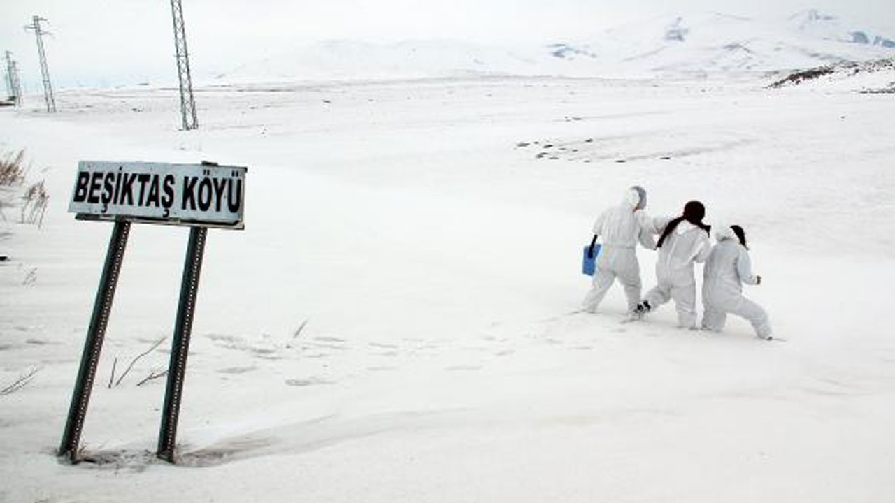 Ardahan'da korona savaşçılarının mücadelesi! -30 derecede kar, buz, fırtına demiyorlar